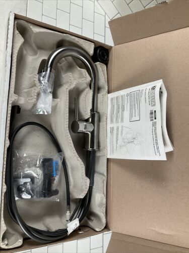 Trinsic Single-Handle Pull-Down Sprayer Bar Faucet Arctic Stainless | Delta (6922758979767)
